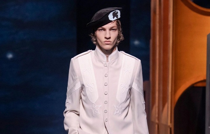 Muž na přehlídce Dior FW2021