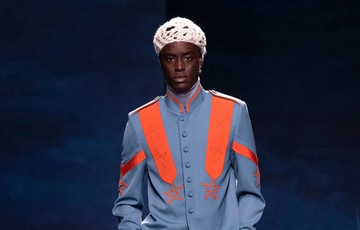 Muž na přehlídce Dior FW2021