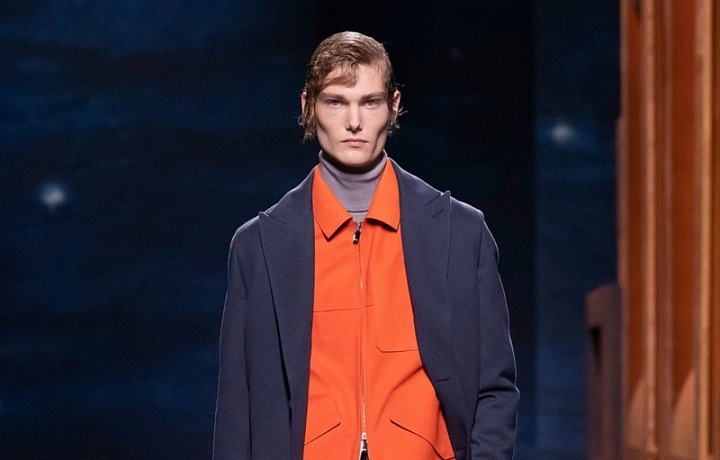 Muž na přehlídce Dior FW2021