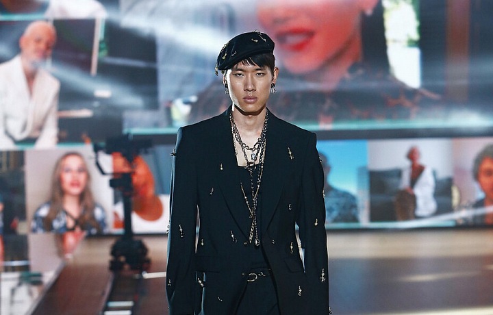 Muž na přehlídce Dolce & Gabbana FW2021