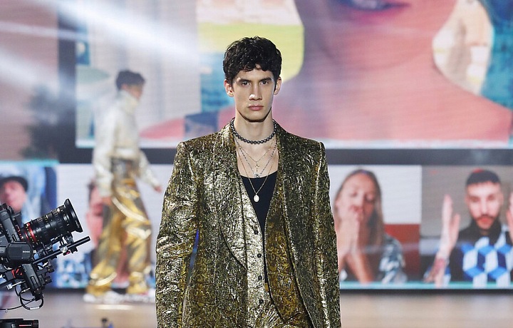 Muž na přehlídce Dolce & Gabbana FW2021