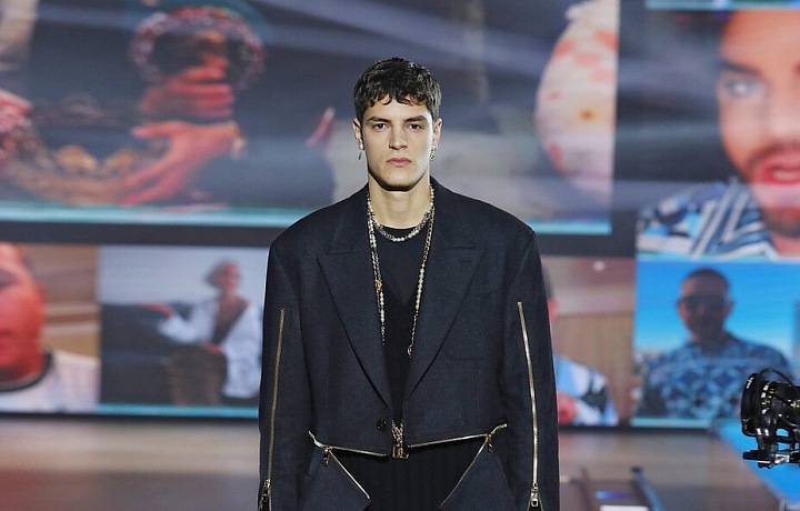 Muž na přehlídce Dolce & Gabbana FW2021