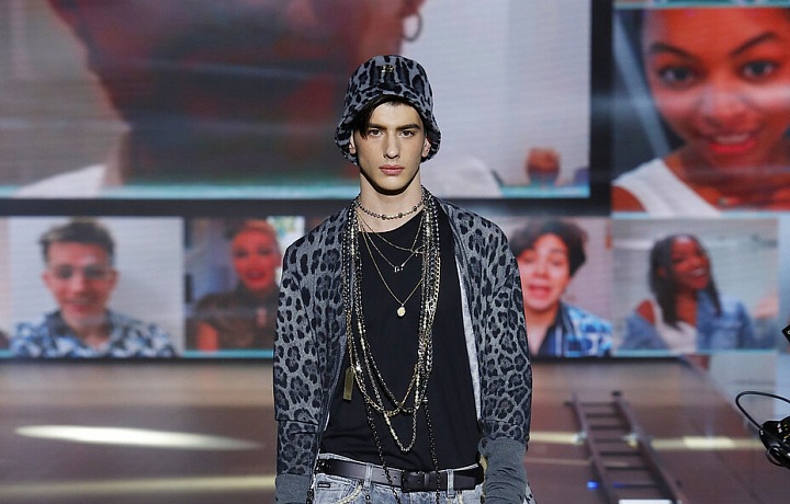 Muž na přehlídce Dolce & Gabbana FW2021