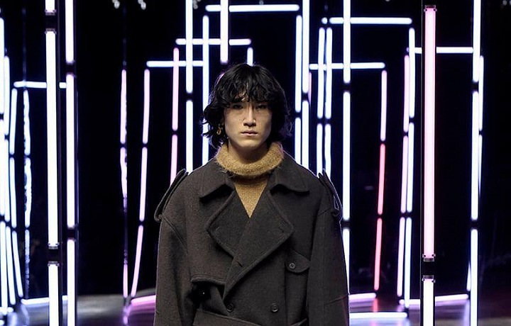 Muž na přehlídce Fendi FW2021