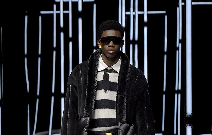 Muž na přehlídce Fendi FW2021