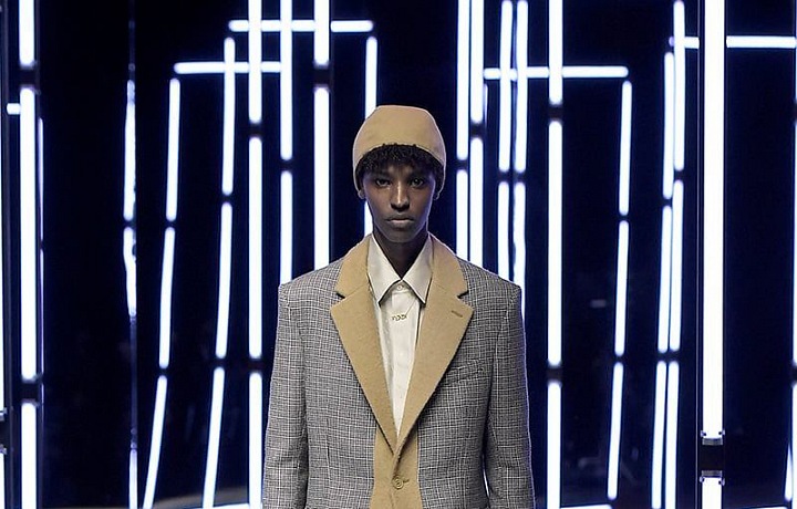 Muž na přehlídce Fendi FW2021