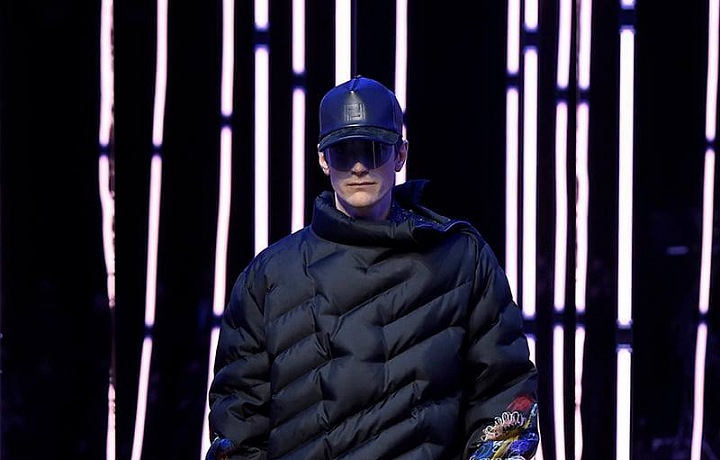 Muž na přehlídce Fendi FW2021