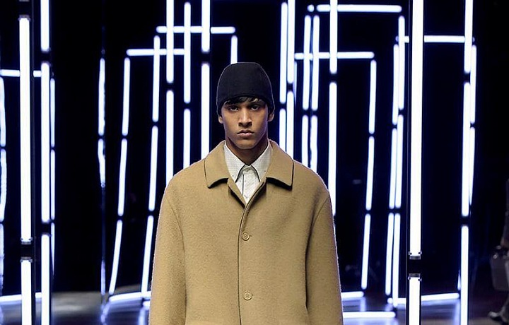 Muž na přehlídce Fendi FW2021