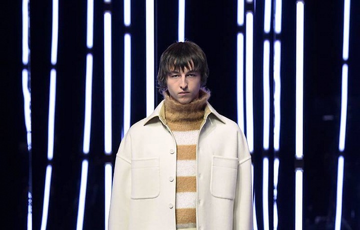 Muž na přehlídce Fendi FW2021