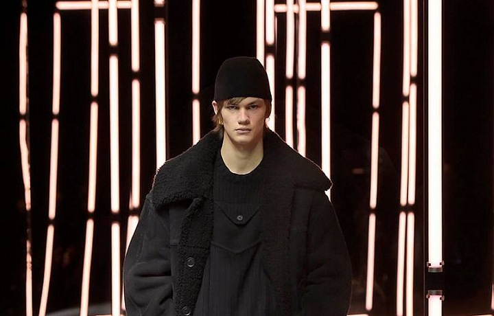 Muž na přehlídce Fendi FW2021
