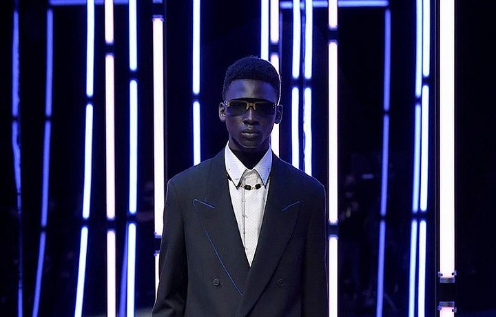 Muž na přehlídce Fendi FW2021