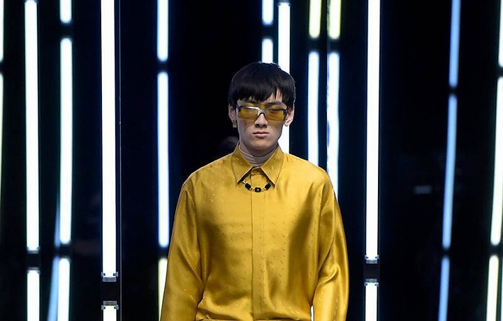 Muž na přehlídce Fendi FW2021