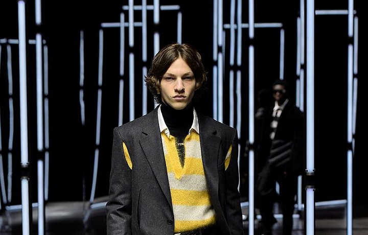 Muž na přehlídce Fendi FW2021