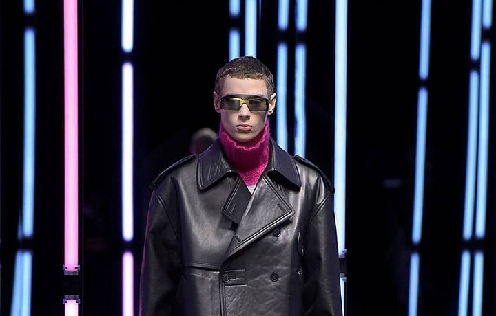 Muž na přehlídce Fendi FW2021