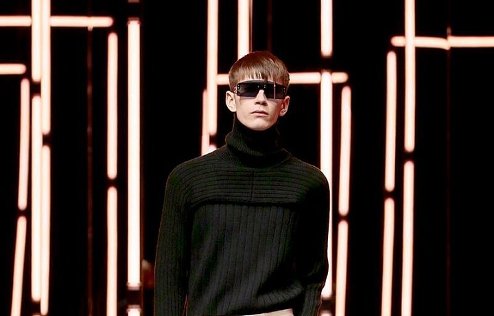 Muž na přehlídce Fendi FW2021