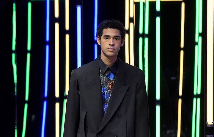 Muž na přehlídce Fendi FW2021