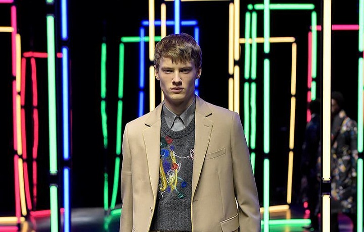 Muž na přehlídce Fendi FW2021