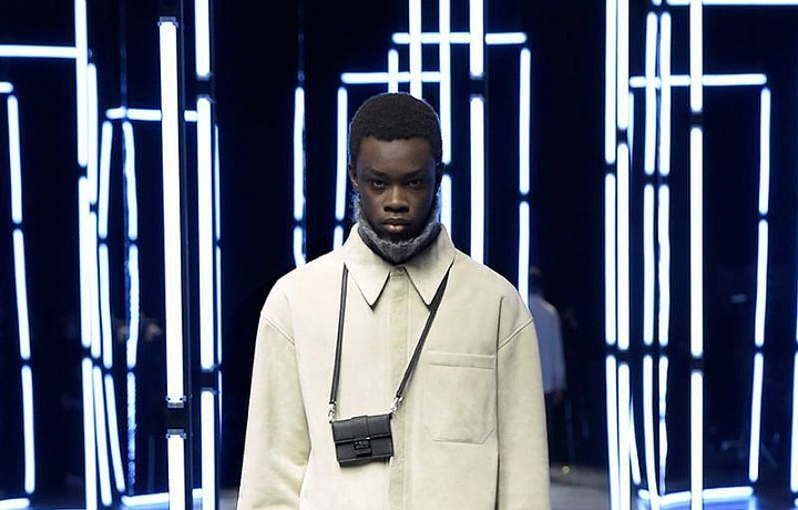 Muž na přehlídce Fendi FW2021
