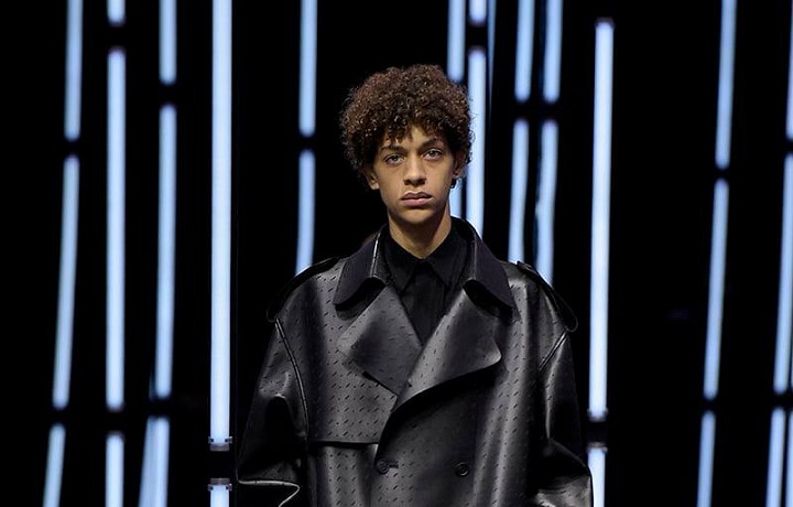 Muž na přehlídce Fendi FW2021