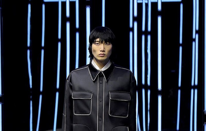 Muž na přehlídce Fendi FW2021