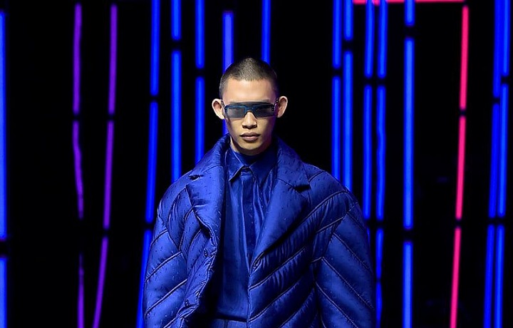 Muž na přehlídce Fendi FW2021