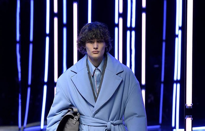 Muž na přehlídce Fendi FW2021
