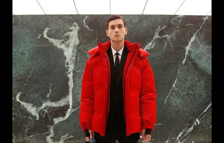 Muž na přehlídce Louis Vuitton FW2021