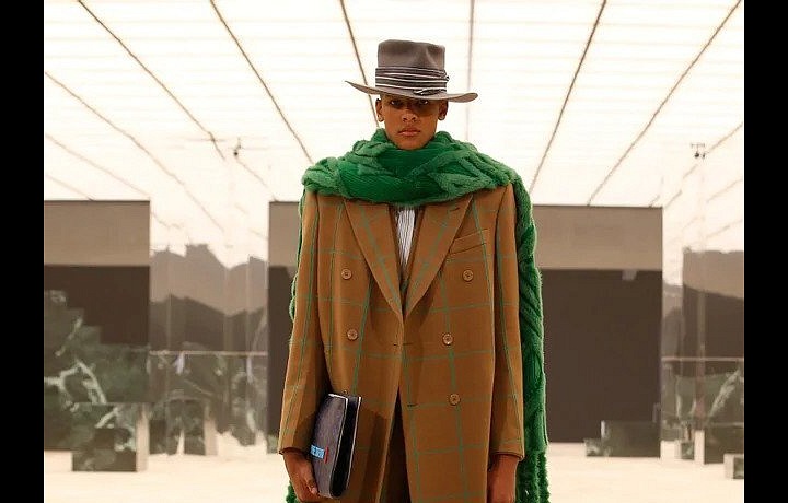 Muž na přehlídce Louis Vuitton FW2021