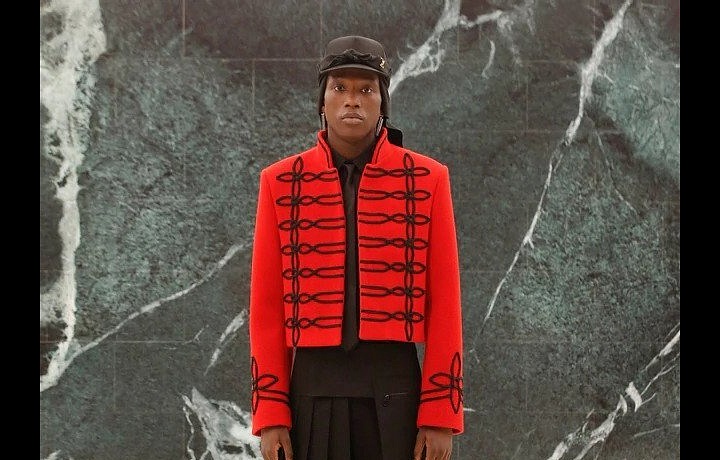 Muž na přehlídce Louis Vuitton FW2021