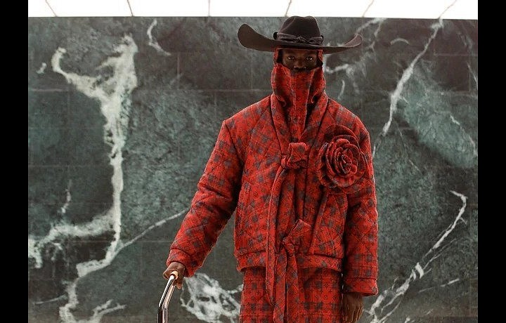 Muž na přehlídce Louis Vuitton FW2021