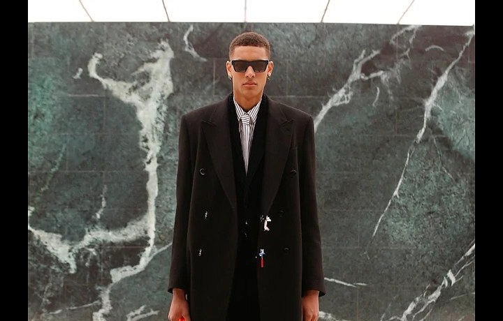Muž na přehlídce Louis Vuitton FW2021