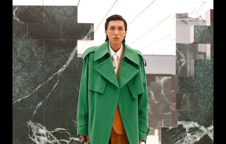 Muž na přehlídce Louis Vuitton FW2021