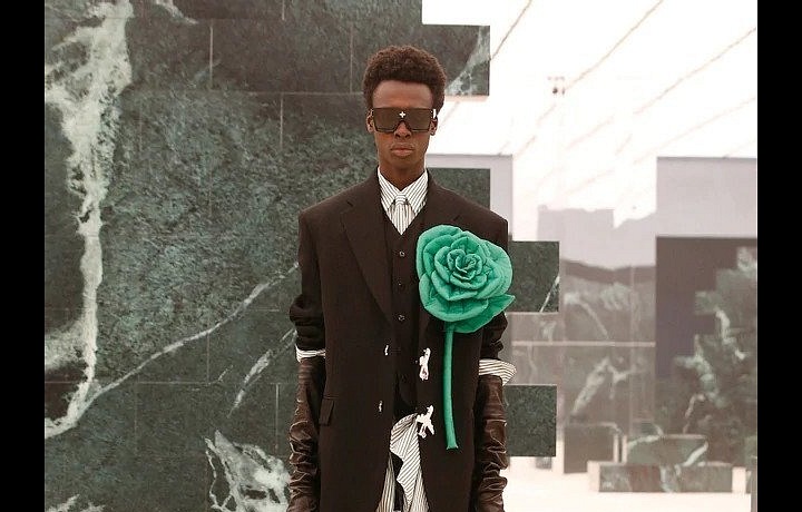Muž na přehlídce Louis Vuitton FW2021