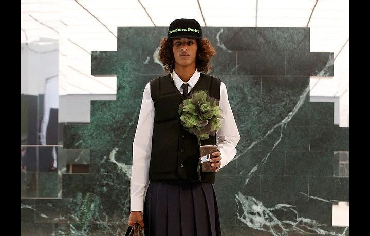 Muž na přehlídce Louis Vuitton FW2021