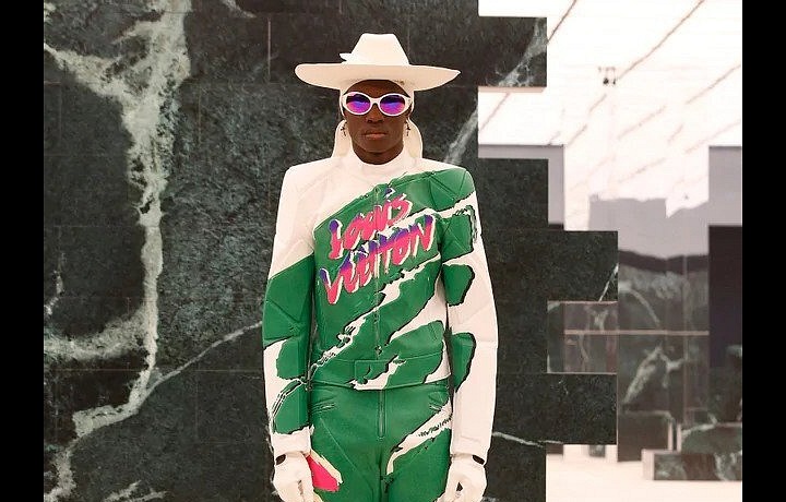 Muž na přehlídce Louis Vuitton FW2021