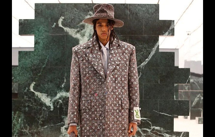 Muž na přehlídce Louis Vuitton FW2021