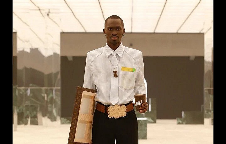 Muž na přehlídce Louis Vuitton FW2021