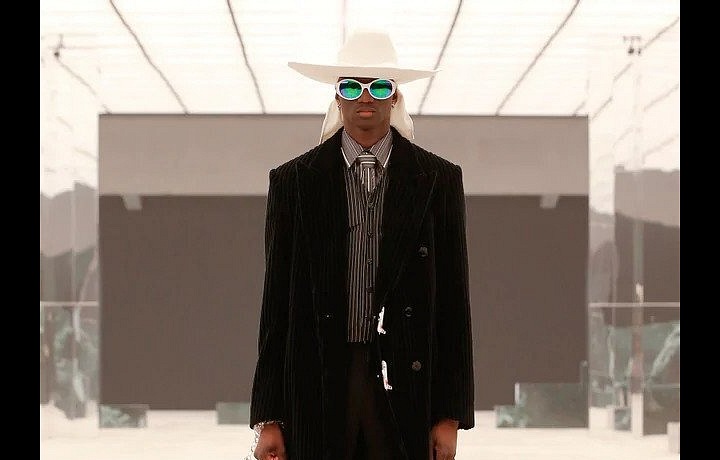 Muž na přehlídce Louis Vuitton FW2021