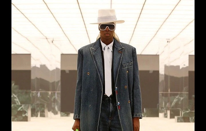 Muž na přehlídce Louis Vuitton FW2021