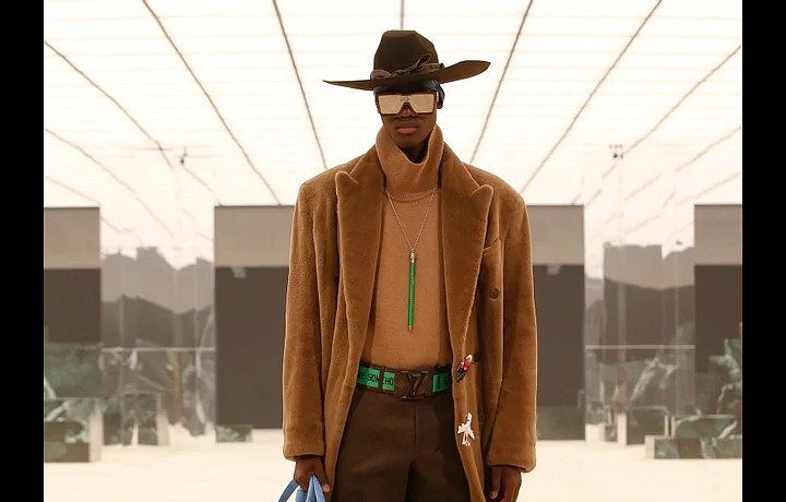 Muž na přehlídce Louis Vuitton FW2021