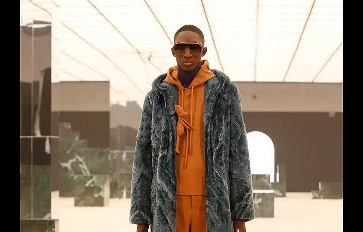 Muž na přehlídce Louis Vuitton FW2021