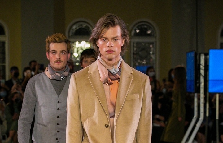 Muž v béžovém kabátu Pietro Filipi