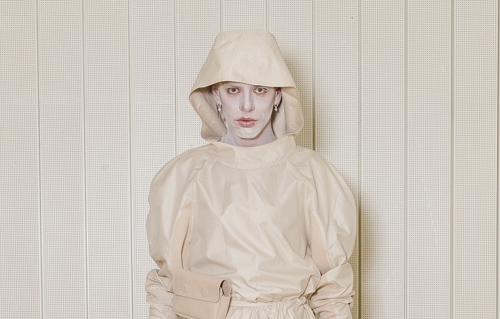 Muž v bílém modelu od Lukáše Krnáče