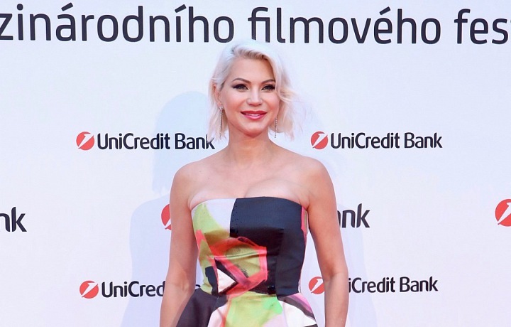 Natali Ruden na červeném koberci. 