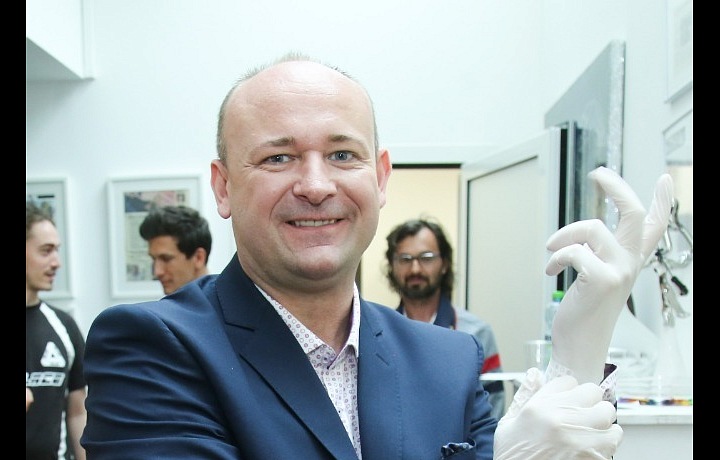 David v chirurgických rukavicích. 