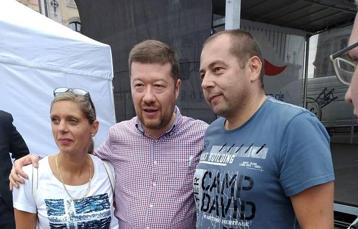 Okamura se svými voliči. 