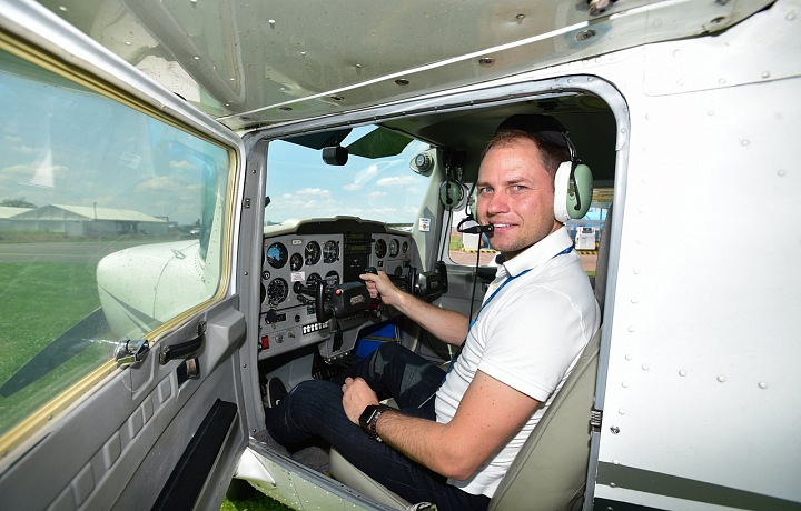 Ondřej relaxuje v letadle. 