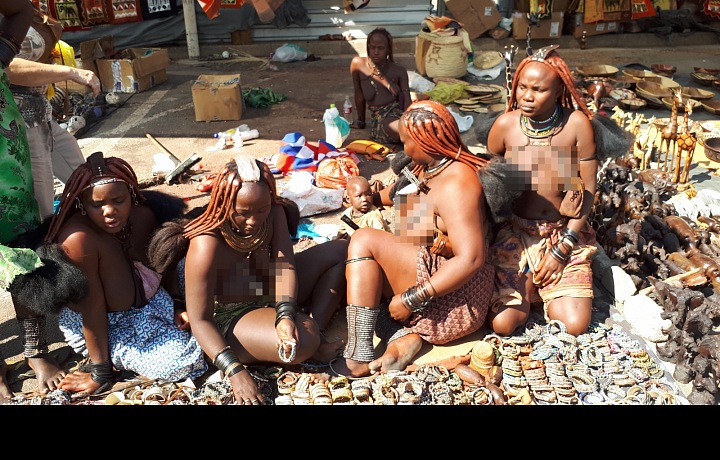 Ženy Himba prodávající řemeslné výrobky