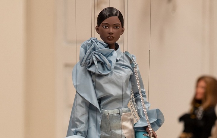 Panenka v modrém obleku Moschino