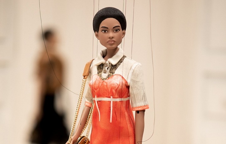 Panenka v oranžových šatech Moschino